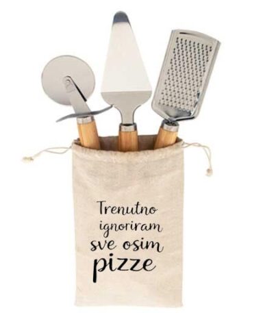 Rezač za sir na drvenoj dasci